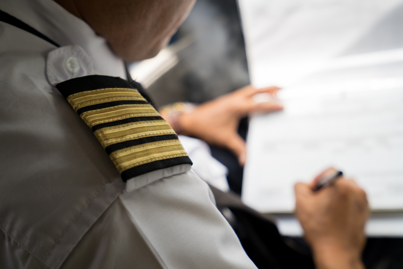 After a flight with the instructor or after a check flight, you want to concentrate on the debriefing and not think about administrative details like signatures. Just send an invitation to sign your flights and sessions retrospectively by email.